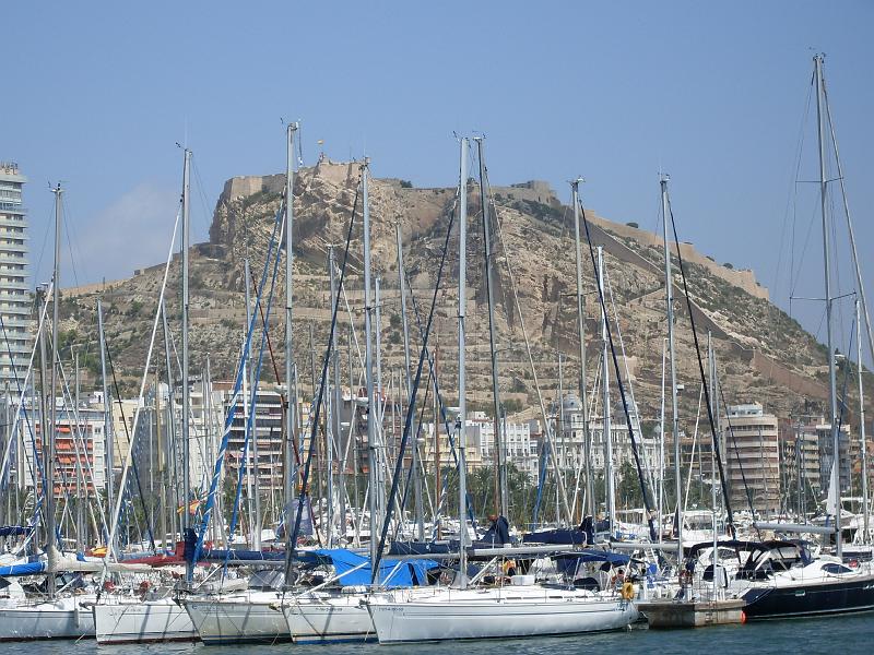 Spanien2010_6 215.jpg - Alicantes royal yacht harbour and the castle